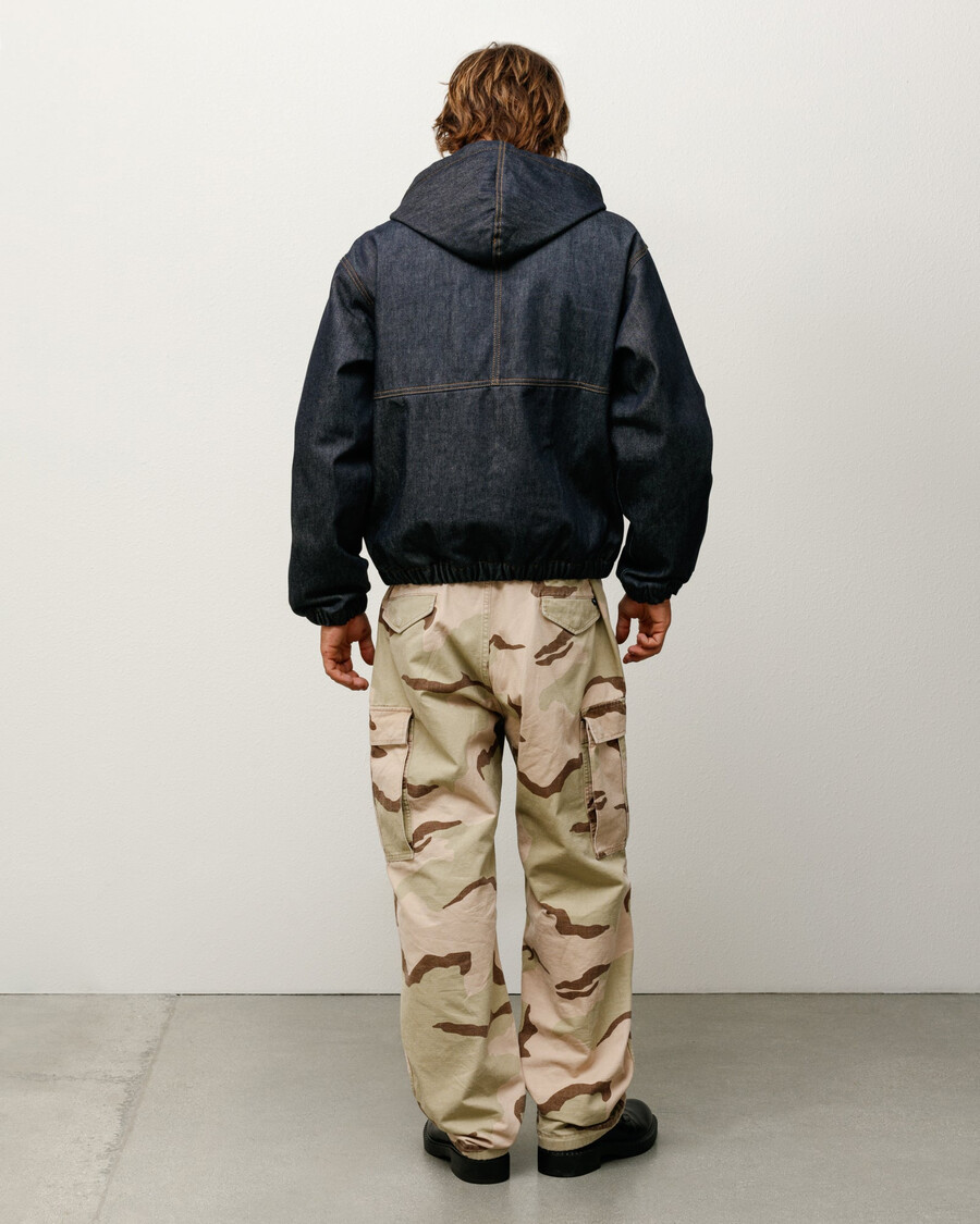 isolierte arbeitsjacke aus raw denim