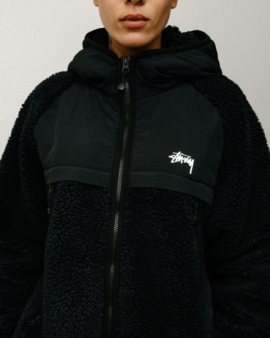 kapuzenjacke mit sherpa-einsätzen
